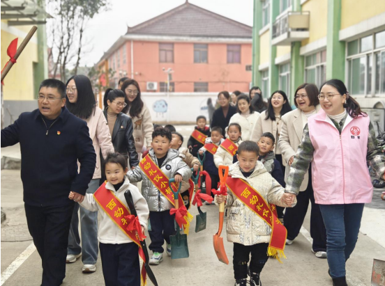 泰州姜堰三水街道：趁东风共绣三春色 携稚手同栽万象新一竞技(图4)